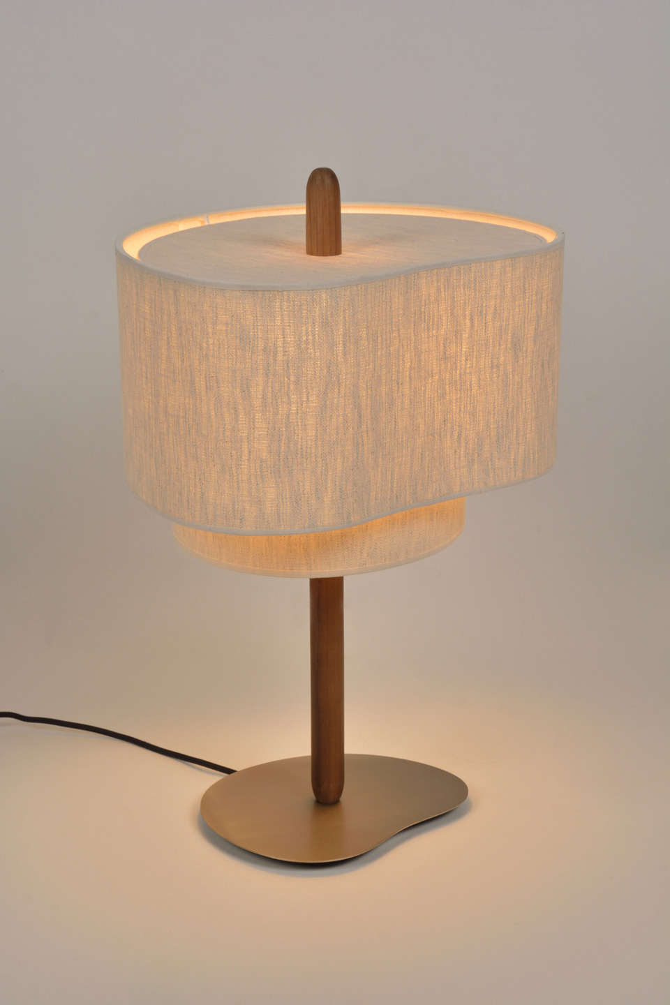 Lampe à poser Pebble en tissu crème par Market Set