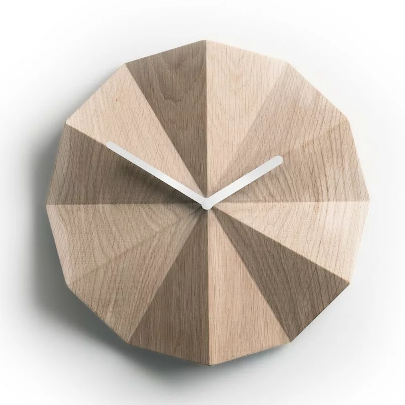 Horloge murale minimaliste Delta Clock en chêne naturel