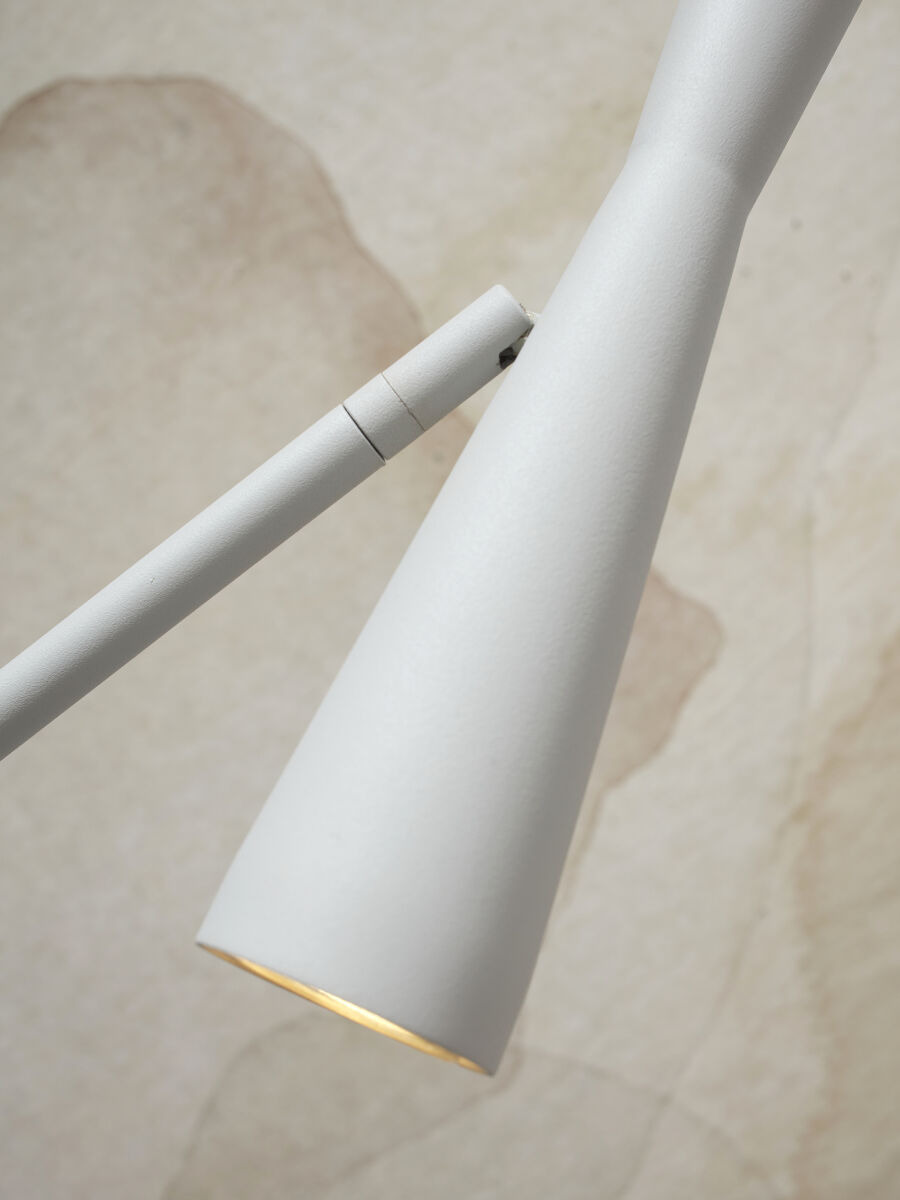 Lampadaire Bordeaux en métal au design contemporain par It's About Romi Lampadaire Bordeaux en métal au design contemporain par It's About Romi