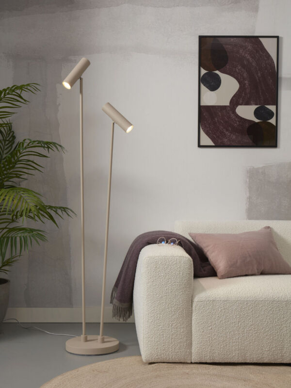 Lampadaire Havana en métal au design contemporain par It's About Romi