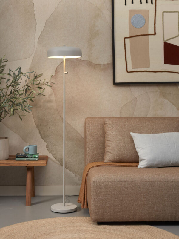 Lampadaire Porto en métal au design contemporain par It's About Romi