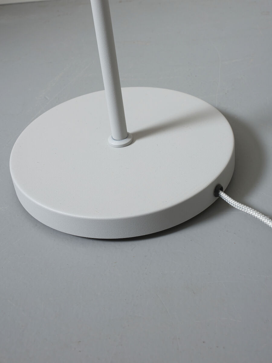 Lampadaire Porto en métal au design contemporain par It's About Romi
