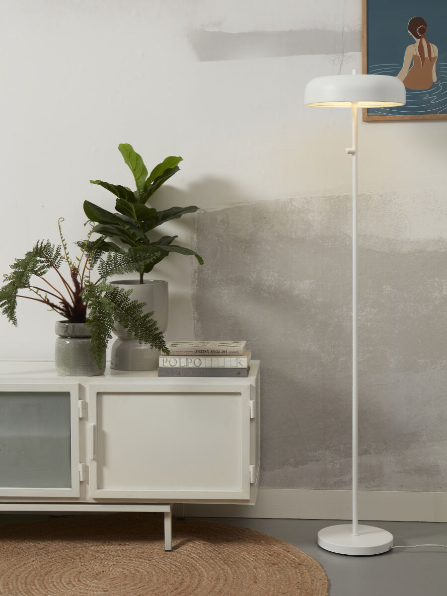 Lampadaire Porto en métal au design contemporain par It's About Romi