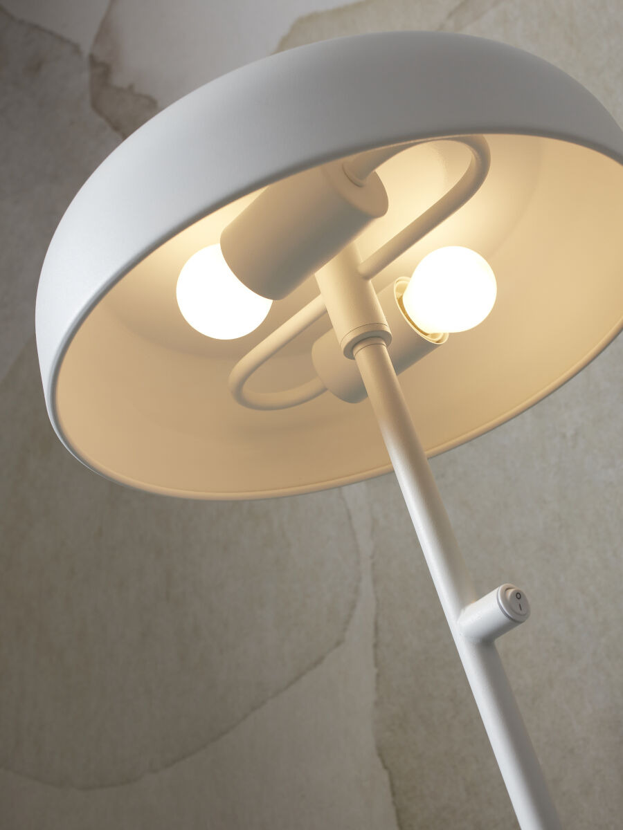 Lampadaire Porto en métal au design contemporain par It's About Romi