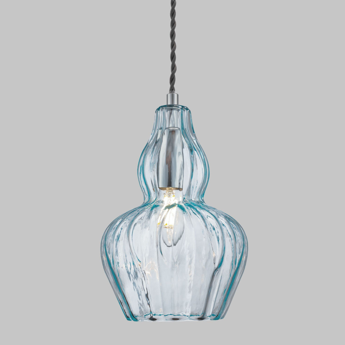 Suspension Eustoma base en métal avec abat-jour en verre gaufré au design contemporain par Maytoni Suspension Eustoma base en métal avec abat-jour en verre gaufré au design contemporain par Maytoni