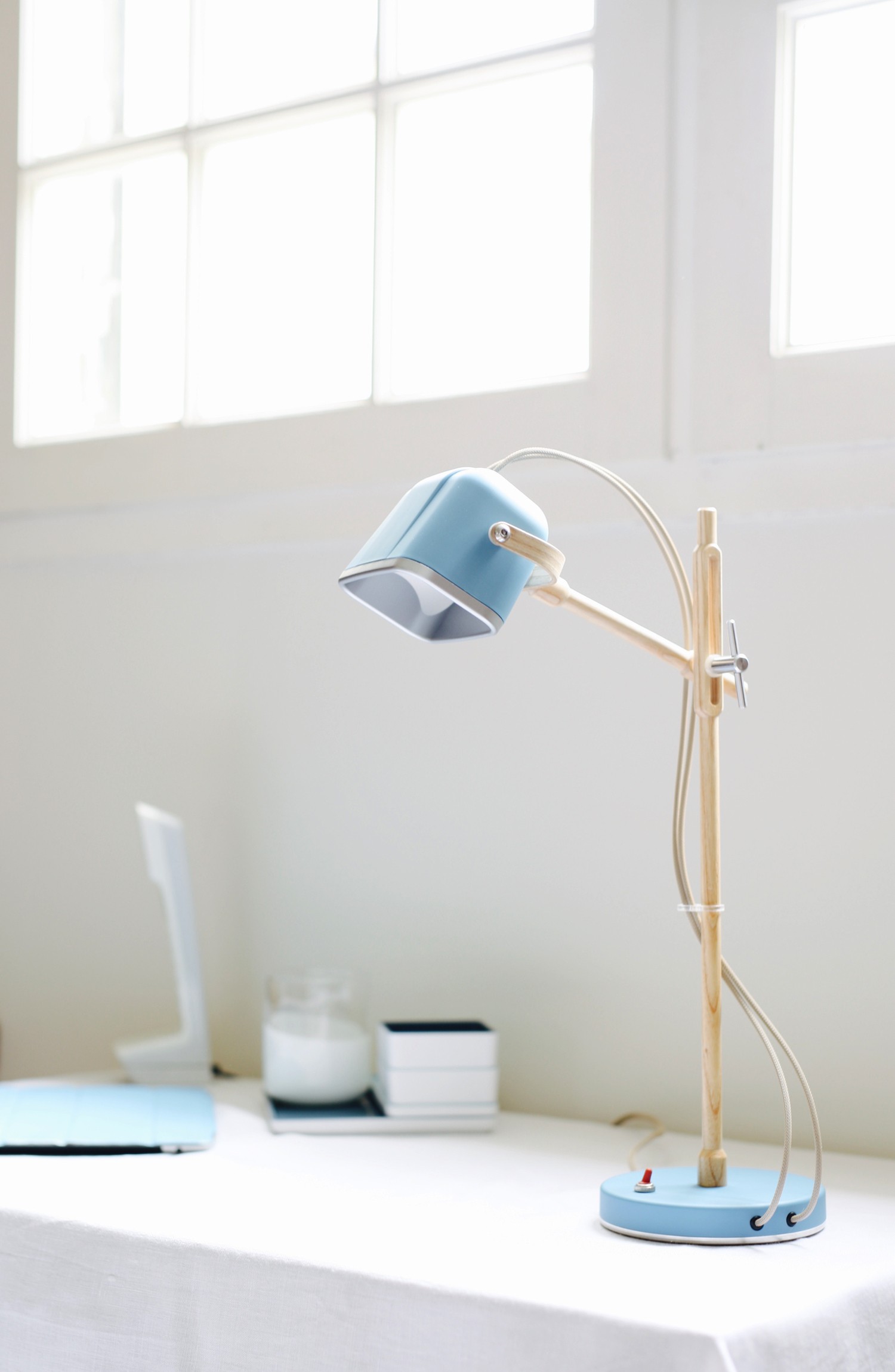 Lampe à poser vintage MOB en bois de frêne par Swabdesign Lampe à poser vintage MOB en bois par Swabdesign