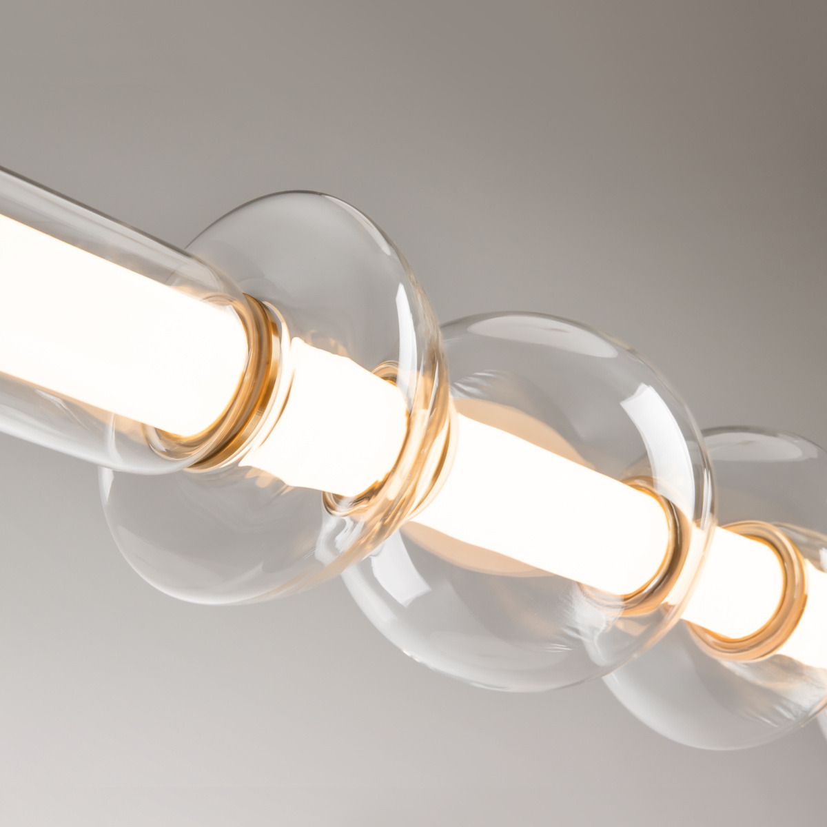 Suspension Cosmo horizontale base en métal avec abat-jour en verre au design contemporain par Maytoni Suspension Cosmo horizontale base en métal avec abat-jour en verre au design contemporain par Maytoni