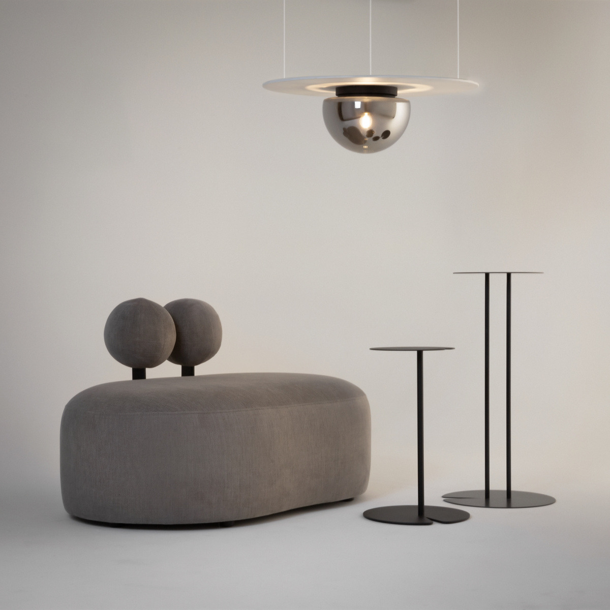 Plafonnier Glassy base en métal avec abat-jour hémisphère en verre au design contemporain par Maytoni Plafonnier Glassy base en métal avec abat-jour hémisphère en verre au design contemporain par Maytoni