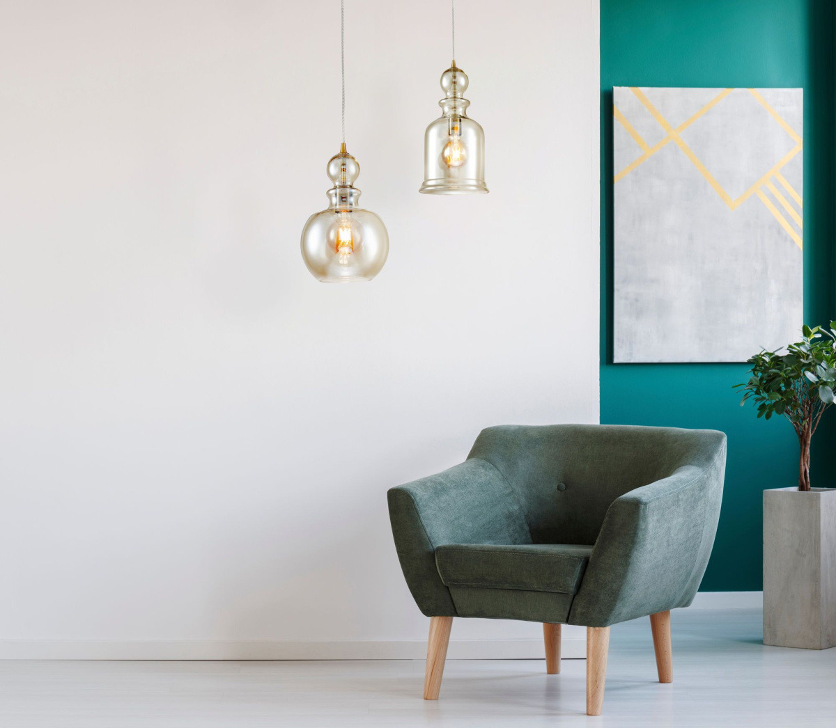 Suspension Tone 2 en métal avec lampe en dôme en verre soufflé de couleur ambre au design contemporain par Maytoni Suspension Tone 2 en métal avec lampe en dôme en verre soufflé de couleur ambre au design contemporain par Maytoni