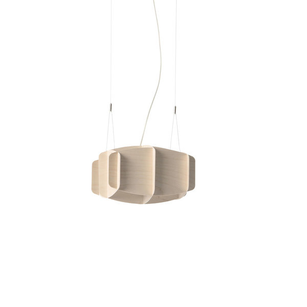 Suspension Ristikko avec base en métal et abat-jour en contreplaqué de bouleau au design contemporain par Pilke Lights Suspension Ristikko avec base en métal et abat-jour en contreplaqué de bouleau au design contemporain par Pilke Lights