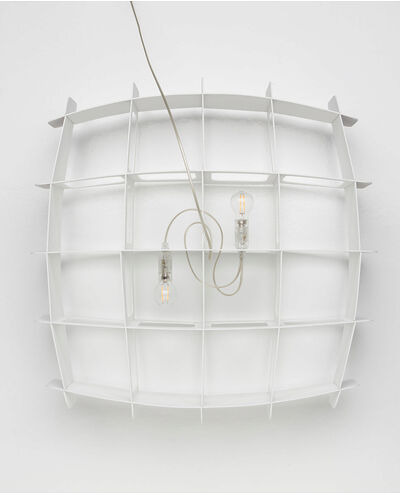 Suspension Ristikko avec base en métal et abat-jour en contreplaqué de bouleau au design contemporain par Pilke Lights Suspension Ristikko avec base en métal et abat-jour en contreplaqué de bouleau au design contemporain par Pilke Lights