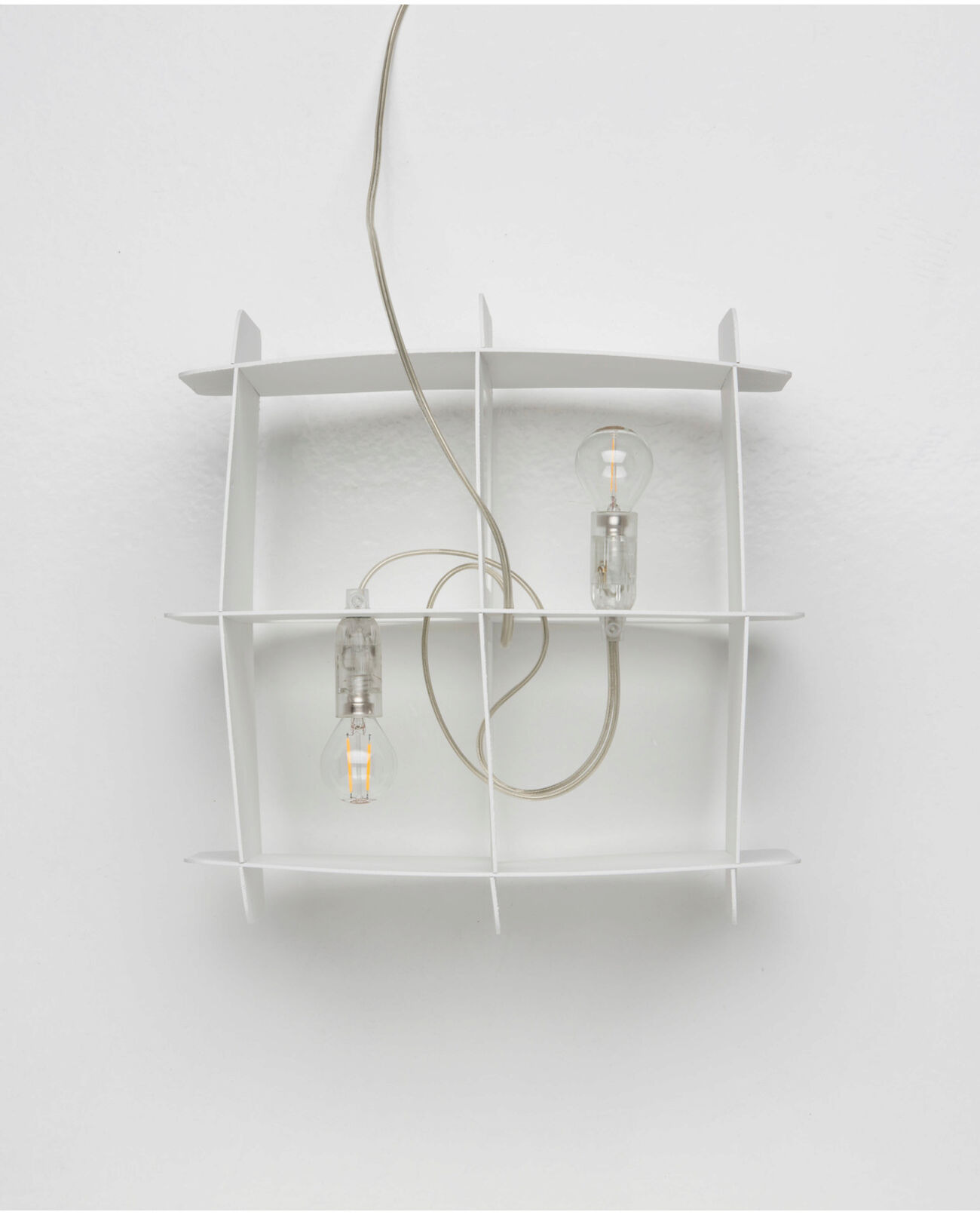 Suspension Ristikko avec base en métal et abat-jour en contreplaqué de bouleau au design contemporain par Pilke Lights Suspension Ristikko avec base en métal et abat-jour en contreplaqué de bouleau au design contemporain par Pilke Lights