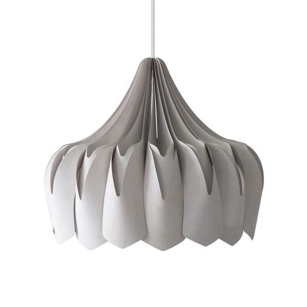 Suspension Pioni avec base en métal et abat-jour en contreplaqué de bouleau au design contemporain par Pilke Lights Suspension Pioni avec base en métal et abat-jour en contreplaqué de bouleau au design contemporain par Pilke Lights