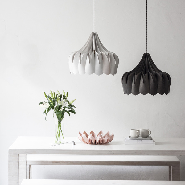 Suspension Pioni avec base en métal et abat-jour en contreplaqué de bouleau au design contemporain par Pilke Lights Suspension Pioni avec base en métal et abat-jour en contreplaqué de bouleau au design contemporain par Pilke Lights