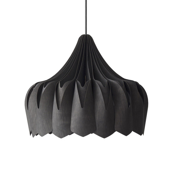 Suspension Pioni avec base en métal et abat-jour en contreplaqué de bouleau au design contemporain par Pilke Lights Suspension Pioni avec base en métal et abat-jour en contreplaqué de bouleau au design contemporain par Pilke Lights