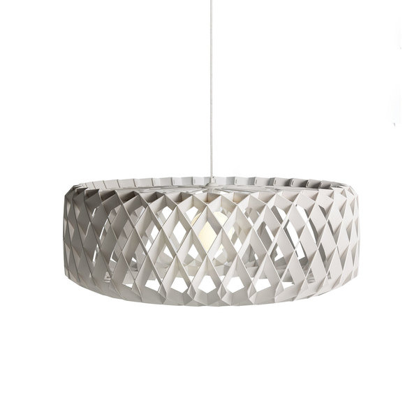 Suspension Signature Ronde avec base en métal et abat-jour en contreplaqué de bouleau au design contemporain par Pilke Lights Suspension Signature Ronde avec base en métal et abat-jour en contreplaqué de bouleau au design contemporain par Pilke Lights