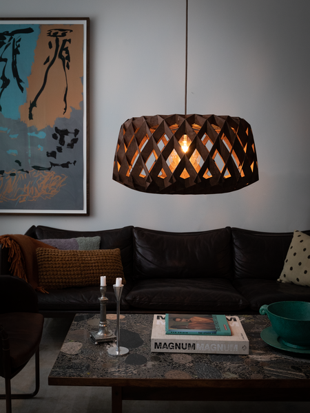 Suspension Signature Ronde avec base en métal et abat-jour en contreplaqué de bouleau au design contemporain par Pilke Lights Suspension Signature Ronde avec base en métal et abat-jour en contreplaqué de bouleau au design contemporain par Pilke Lights