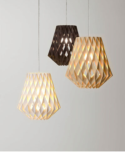 Suspension Signature évasée avec base en métal et abat-jour en contreplaqué de bouleau au design contemporain par Pilke Lights Suspension Signature évasée avec base en métal et abat-jour en contreplaqué de bouleau au design contemporain par Pilke Lights