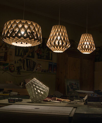 Suspension Signature évasée avec base en métal et abat-jour en contreplaqué de bouleau au design contemporain par Pilke Lights Suspension Signature évasée avec base en métal et abat-jour en contreplaqué de bouleau au design contemporain par Pilke Lights
