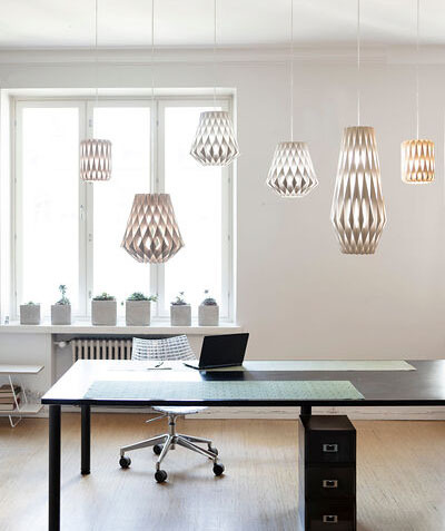Suspension Signature évasée avec base en métal et abat-jour en contreplaqué de bouleau au design contemporain par Pilke Lights Suspension Signature évasée avec base en métal et abat-jour en contreplaqué de bouleau au design contemporain par Pilke Lights