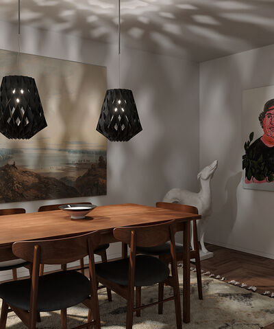Suspension Signature évasée avec base en métal et abat-jour en contreplaqué de bouleau au design contemporain par Pilke Lights Suspension Signature évasée avec base en métal et abat-jour en contreplaqué de bouleau au design contemporain par Pilke Lights