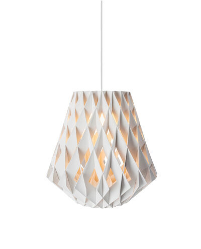 Suspension Signature évasée avec base en métal et abat-jour en contreplaqué de bouleau au design contemporain par Pilke Lights Suspension Signature évasée avec base en métal et abat-jour en contreplaqué de bouleau au design contemporain par Pilke Lights