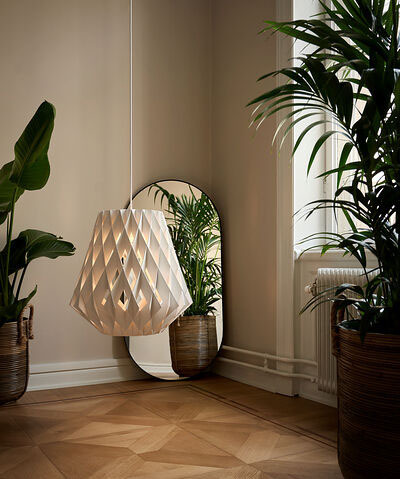 Suspension Signature évasée avec base en métal et abat-jour en contreplaqué de bouleau au design contemporain par Pilke Lights Suspension Signature évasée avec base en métal et abat-jour en contreplaqué de bouleau au design contemporain par Pilke Lights