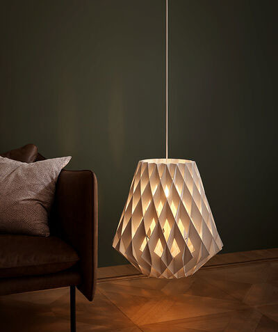 Suspension Signature évasée avec base en métal et abat-jour en contreplaqué de bouleau au design contemporain par Pilke Lights Suspension Signature évasée avec base en métal et abat-jour en contreplaqué de bouleau au design contemporain par Pilke Lights