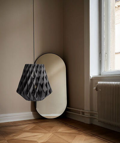 Suspension Signature évasée avec base en métal et abat-jour en contreplaqué de bouleau au design contemporain par Pilke Lights Suspension Signature évasée avec base en métal et abat-jour en contreplaqué de bouleau au design contemporain par Pilke Lights