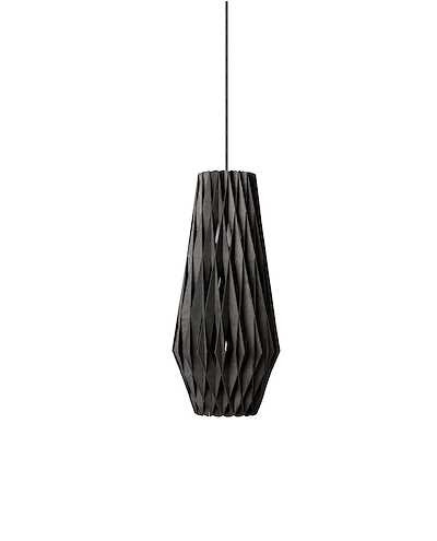 Suspension Signature élancée en métal et abat-jour en contreplaqué de bouleau au design contemporain par Pilke Lights Suspension Signature élancée en métal et abat-jour en contreplaqué de bouleau au design contemporain par Pilke Lights