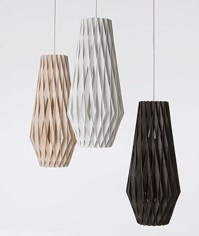 Suspension Signature élancée en métal et abat-jour en contreplaqué de bouleau au design contemporain par Pilke Lights Suspension Signature élancée en métal et abat-jour en contreplaqué de bouleau au design contemporain par Pilke Lights
