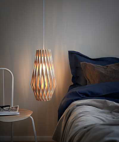Suspension Signature élancée en métal et abat-jour en contreplaqué de bouleau au design contemporain par Pilke Lights Suspension Signature élancée en métal et abat-jour en contreplaqué de bouleau au design contemporain par Pilke Lights