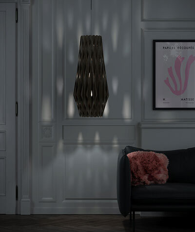 Suspension Signature élancée en métal et abat-jour en contreplaqué de bouleau au design contemporain par Pilke Lights Suspension Signature élancée en métal et abat-jour en contreplaqué de bouleau au design contemporain par Pilke Lights