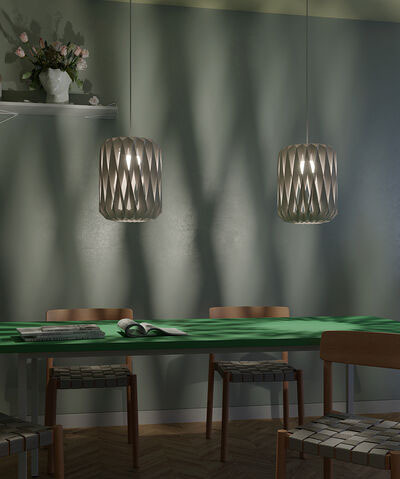Suspension Signature mini avec base en métal et abat-jour en contreplaqué de bouleau au design contemporain par Pilke Lights Suspension Signature mini avec base en métal et abat-jour en contreplaqué de bouleau au design contemporain par Pilke Lights