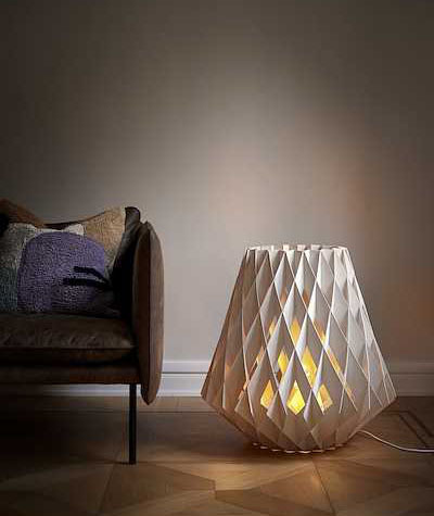 Lampe à poser Signature en forme de cône de pin et abat-jour en contreplaqué de bouleau au design contemporain par Pilke Lights Lampe à poser Signature en forme de cône de pin et abat-jour en contreplaqué de bouleau au design contemporain par Pilke Lights