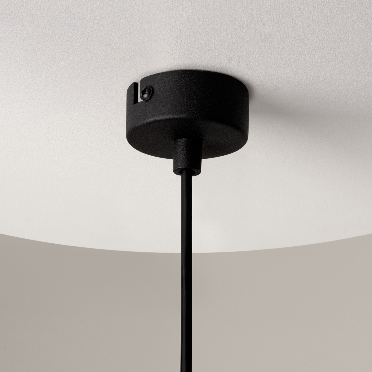 Suspension Ros base en métal et abat-jour en verre au design contemporain par Maytoni Suspension Ros base en métal et abat-jour en verre au design contemporain par Maytoni
