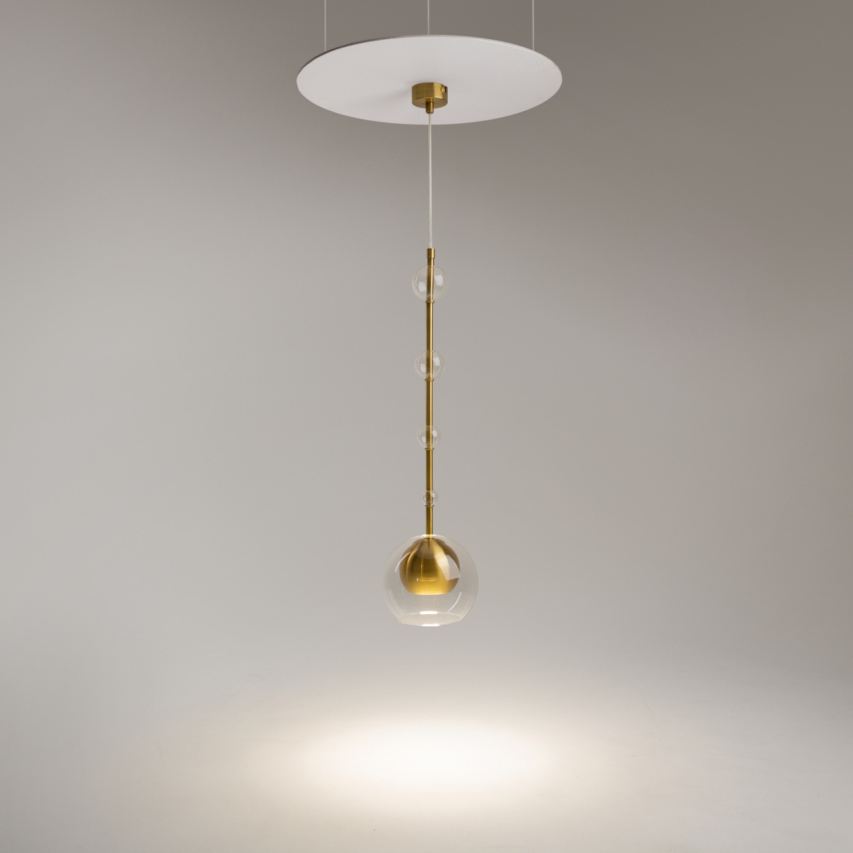 Suspension Ros base en métal et abat-jour en verre au design contemporain par Maytoni Suspension Ros base en métal et abat-jour en verre au design contemporain par Maytoni