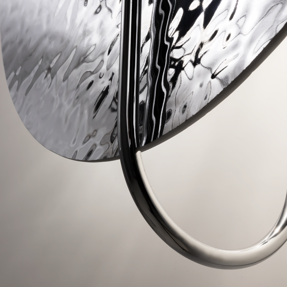 Applique Mare avec armature en métal et diffuseur en verre transparent au design contemporain par Maytoni Applique Mare avec armature en métal et diffuseur en verre transparent au design contemporain par Maytoni