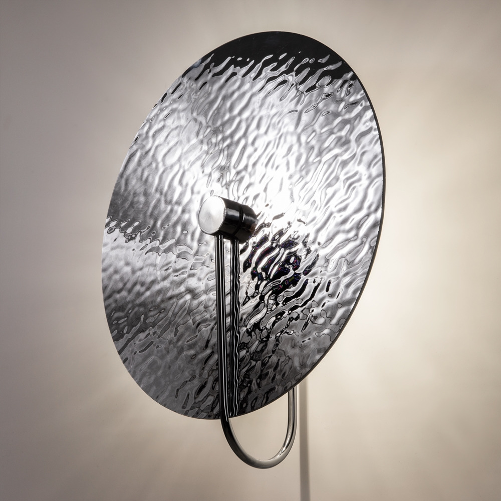 Applique Mare avec armature en métal et diffuseur en verre transparent au design contemporain par Maytoni Applique Mare avec armature en métal et diffuseur en verre transparent au design contemporain par Maytoni