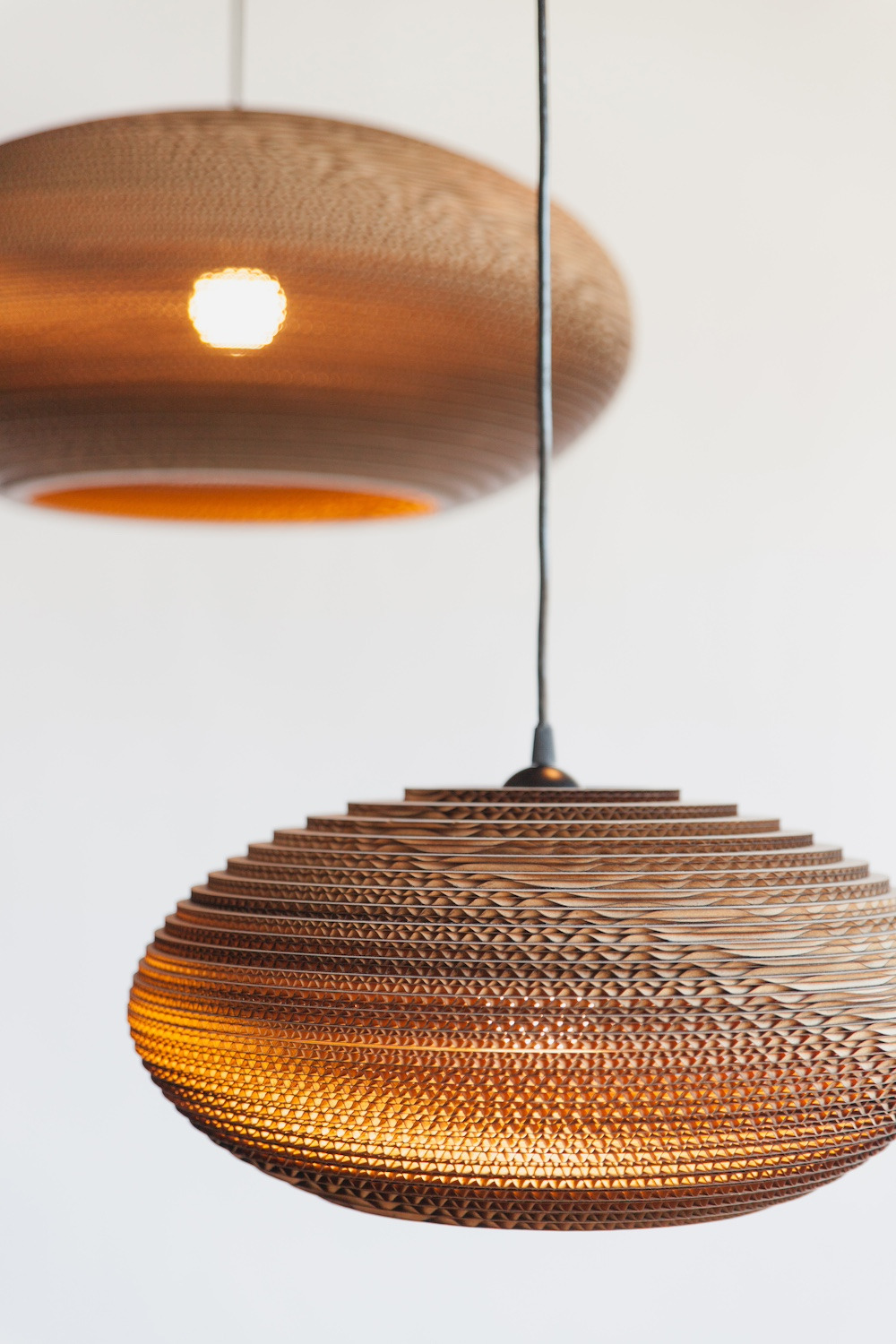Suspension en carton recyclé Disc16 ∅43 Scraplights par Graypants Suspension en carton recyclé Disc16 ∅43 Scraplights par Graypants