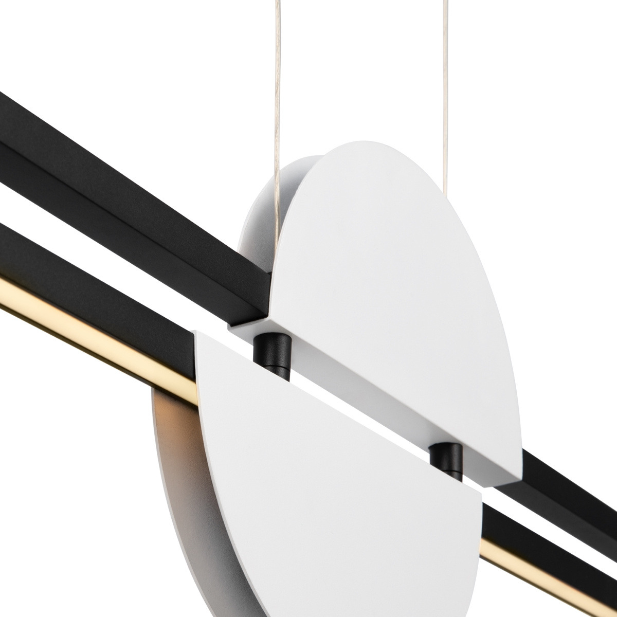Suspension Skyline avec armature en métal noir au design contemporain par Maytoni Suspension Skyline avec armature en métal noir au design contemporain par Maytoni