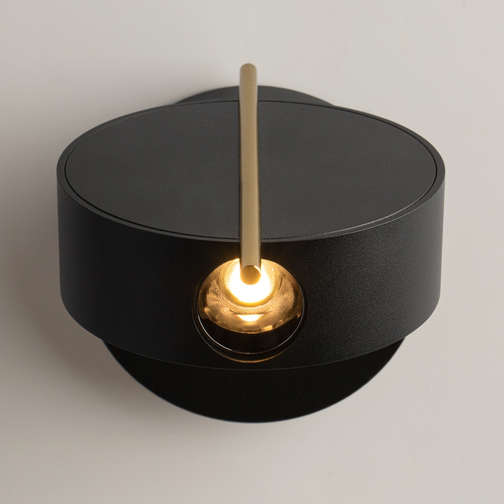 Applique Nuance en aluminium avec tige métallique au design contemporain par Maytoni
