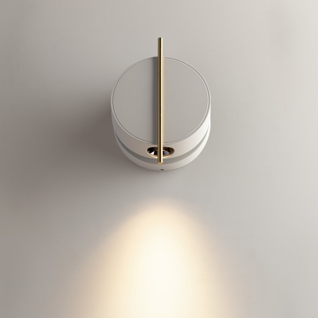 Applique Nuance en aluminium avec tige métallique au design contemporain par Maytoni