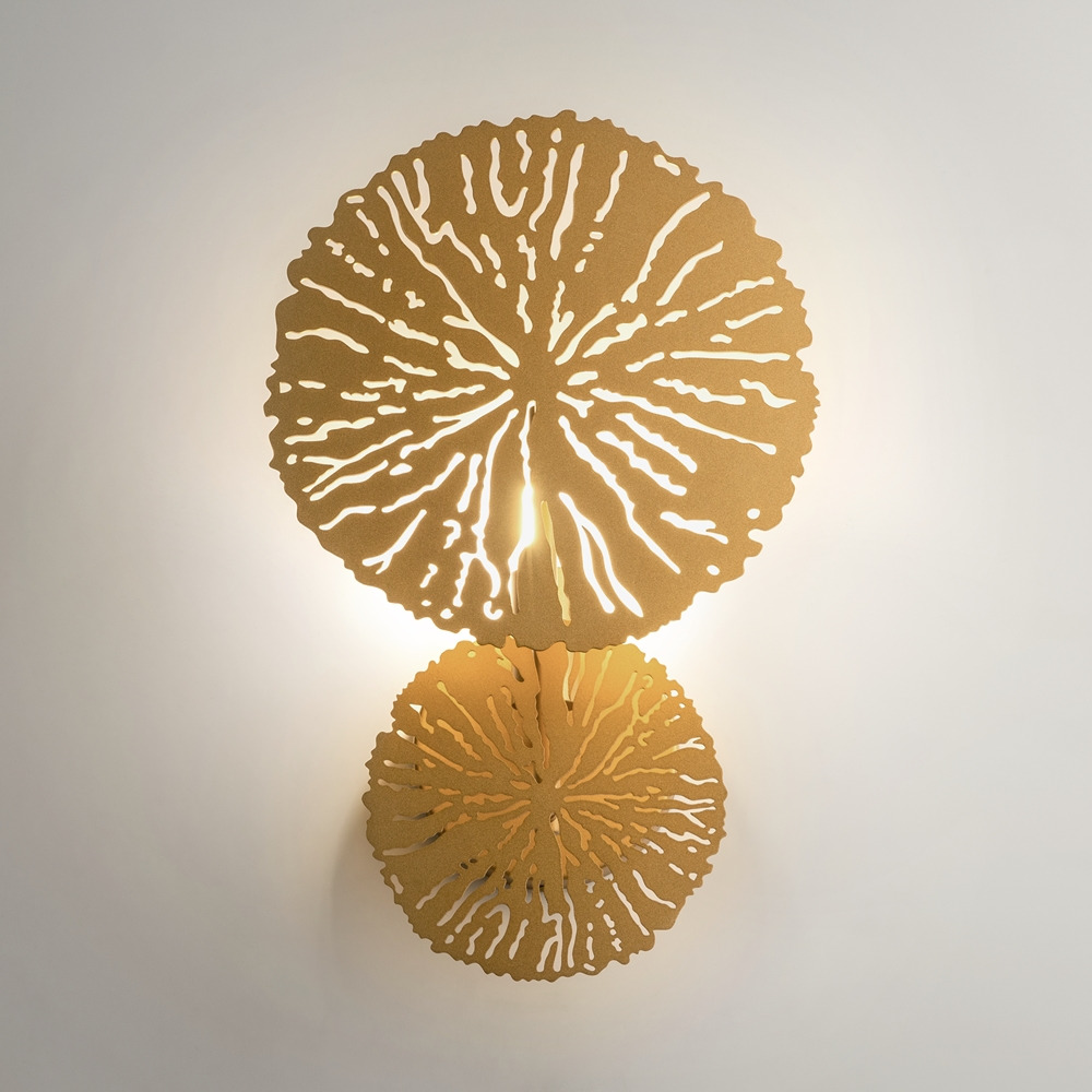 Applique Lovetann armature en métal laiton mat avec décor de disques ajourés au design contemporain par Maytoni