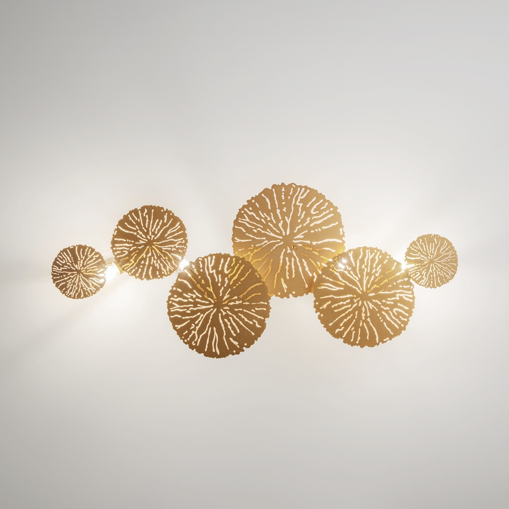 Applique Lovetann armature en métal laiton mat avec décor de disques ajourés au design contemporain par Maytoni Applique Lovetann armature en métal laiton mat avec décor de disques ajourés au design contemporain par Maytoni