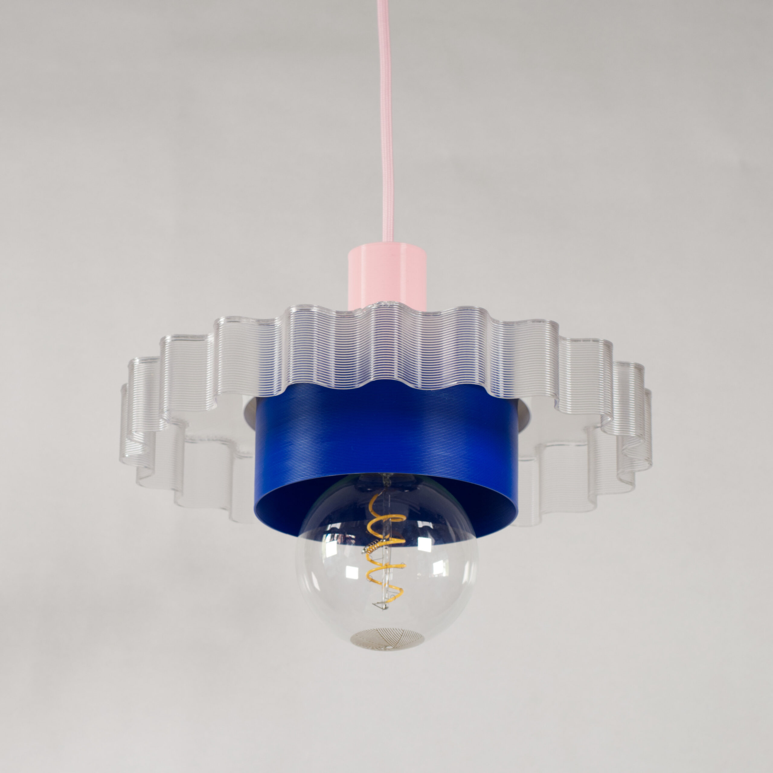 Suspension Gigi n°3 en matériaux recyclés par Warren & Laetitia Suspension Gigi n°3 en matériaux recyclés par Warren & Laetitia