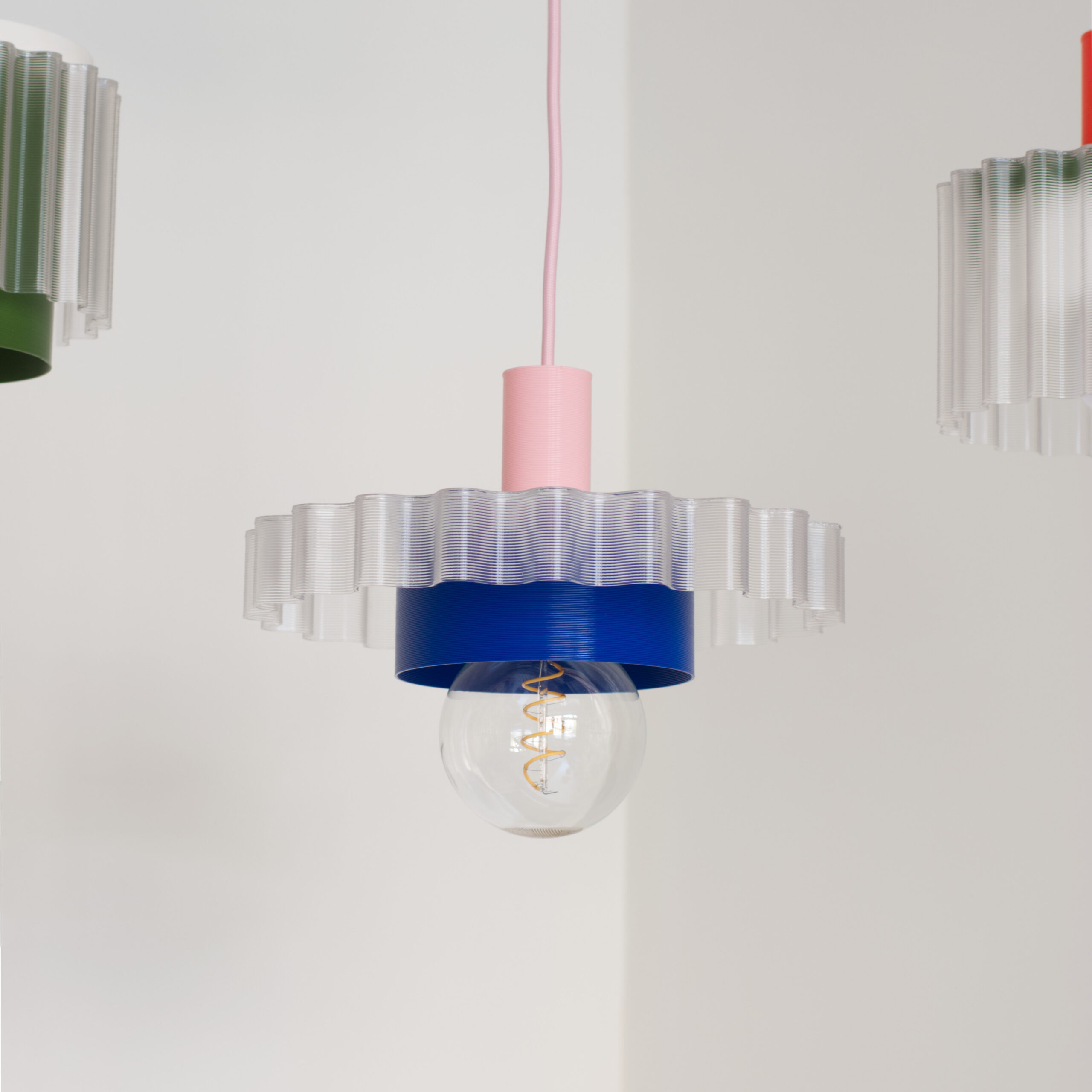 Suspension Gigi n°3 en matériaux recyclés par Warren & Laetitia Suspension Gigi n°3 en matériaux recyclés par Warren & Laetitia