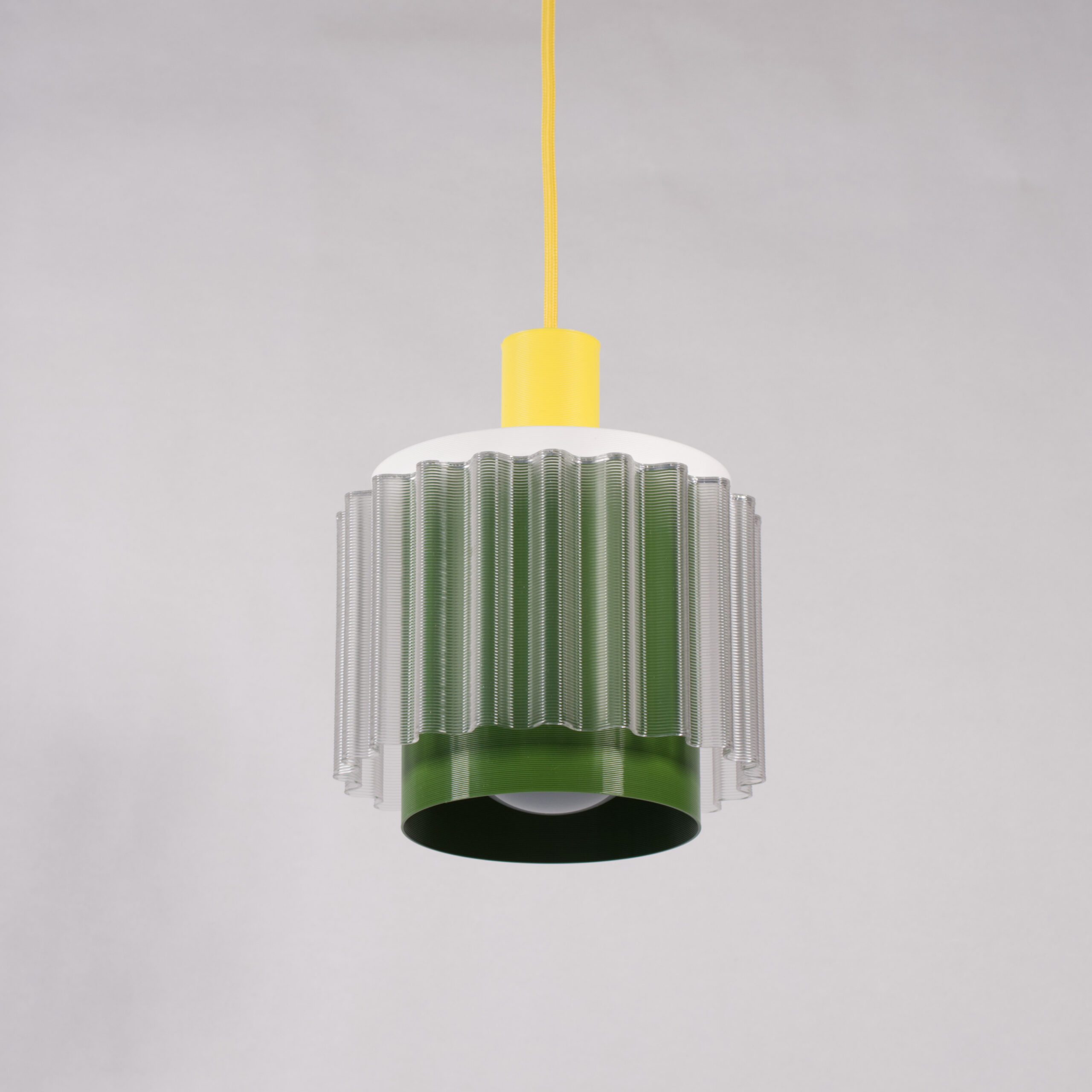 Suspension Gigi n°4 en matériaux recyclés par Warren & Laetitia Suspension Gigi n°4 en matériaux recyclés par Warren & Laetitia
