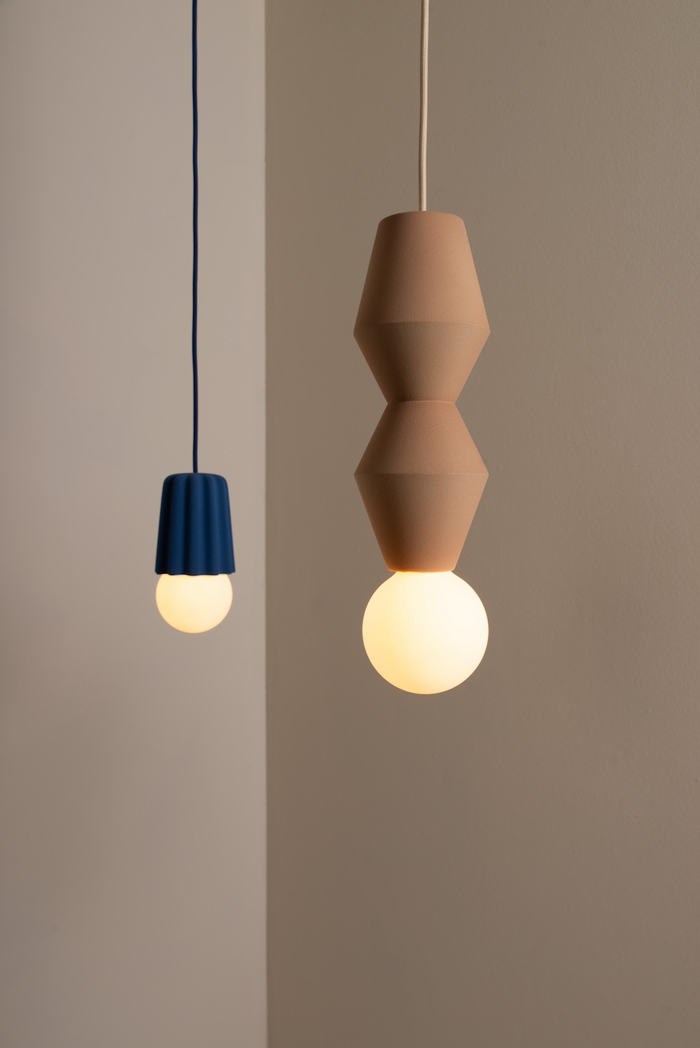 Suspension Stucco n°1 en céramique au design scandinave par Julia Jessen x Schneid Lighting Suspension Stucco n°1 en céramique au design scandinave par Julia Jessen x Schneid Lighting