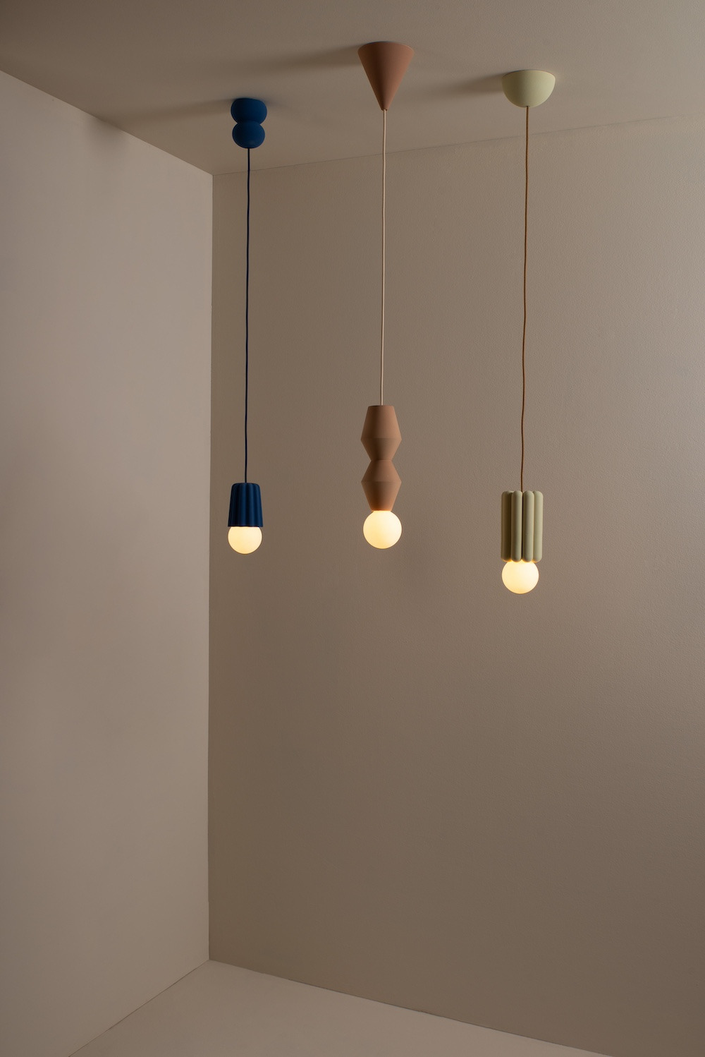 Suspension Stucco n°1 en céramique au design scandinave par Julia Jessen x Schneid Lighting Suspension Stucco n°1 en céramique au design scandinave par Julia Jessen x Schneid Lighting